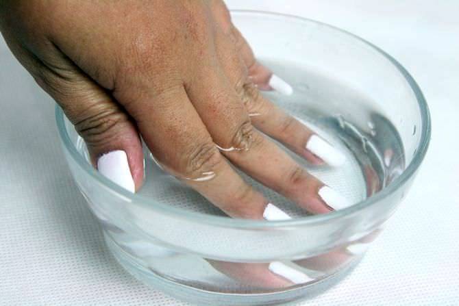 Как снимать накладные ногти, приклеенные на специальный клей, самостоятельно в домашних условиях