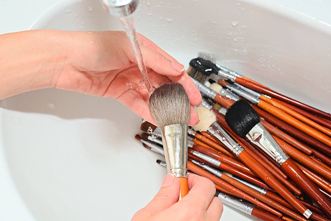 Как мыть кисти для макияжа: секреты правильного ухода