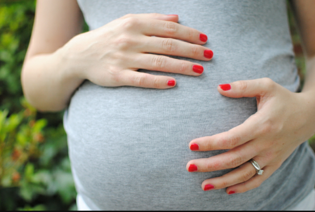 Гель-лак при беременности: вреден ли шеллак для ногтей на ранних или поздних сроках, какой вид маникюра применять и почем устоит отказаться от наращивания ногтей
