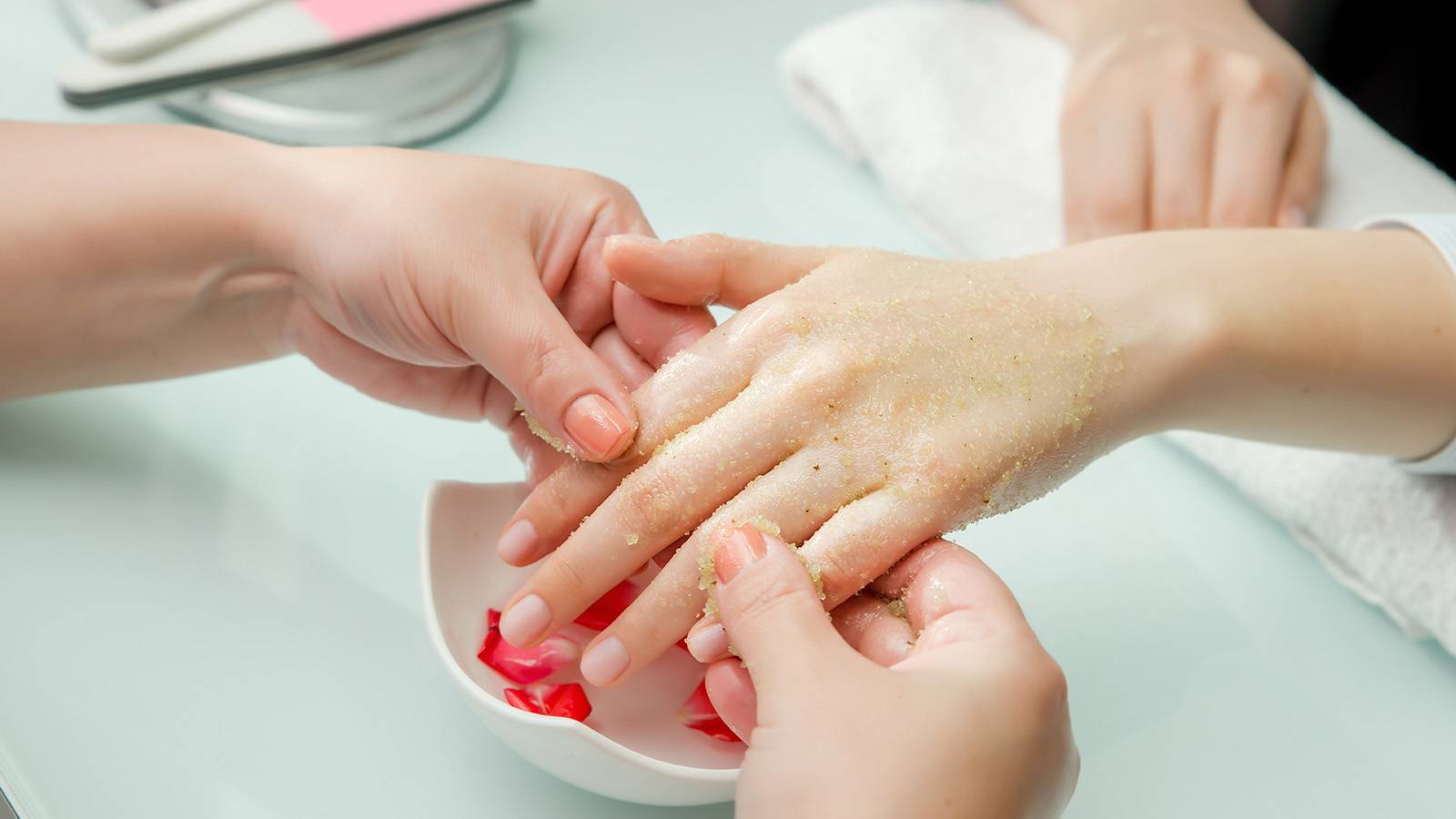 Spa маникюр: техника выполнения