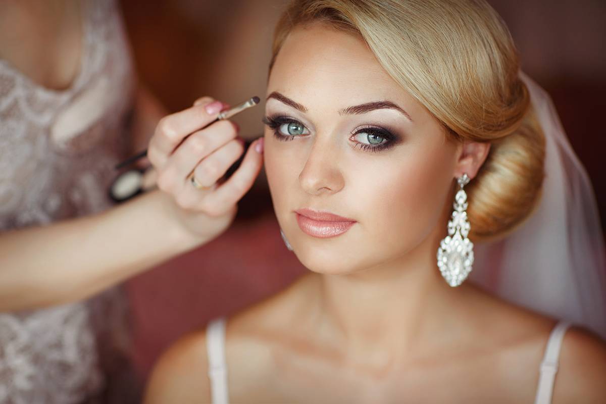 Как сделать красивый свадебный макияж для голубых глаз
