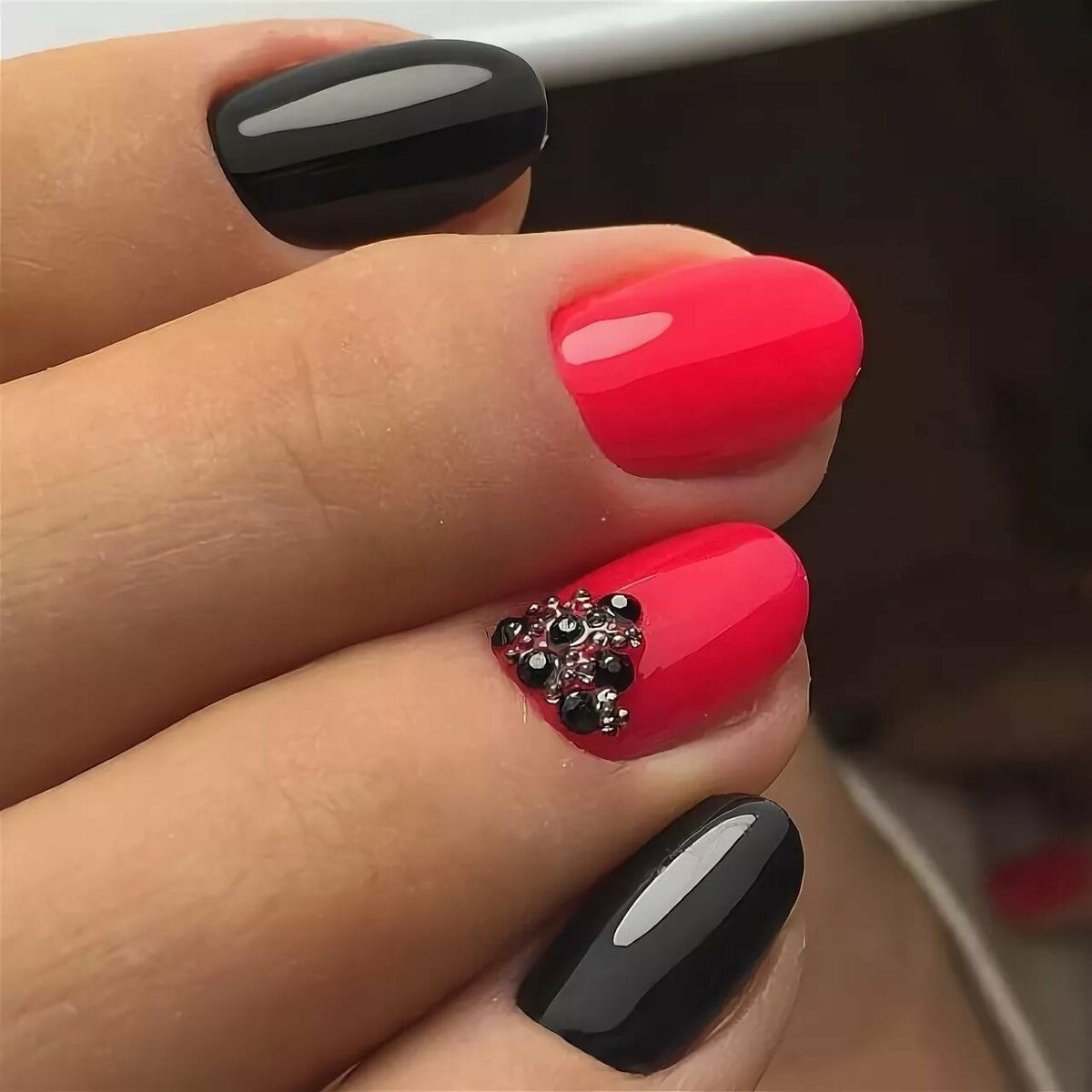 Маникюр на короткие ногти красный с черным