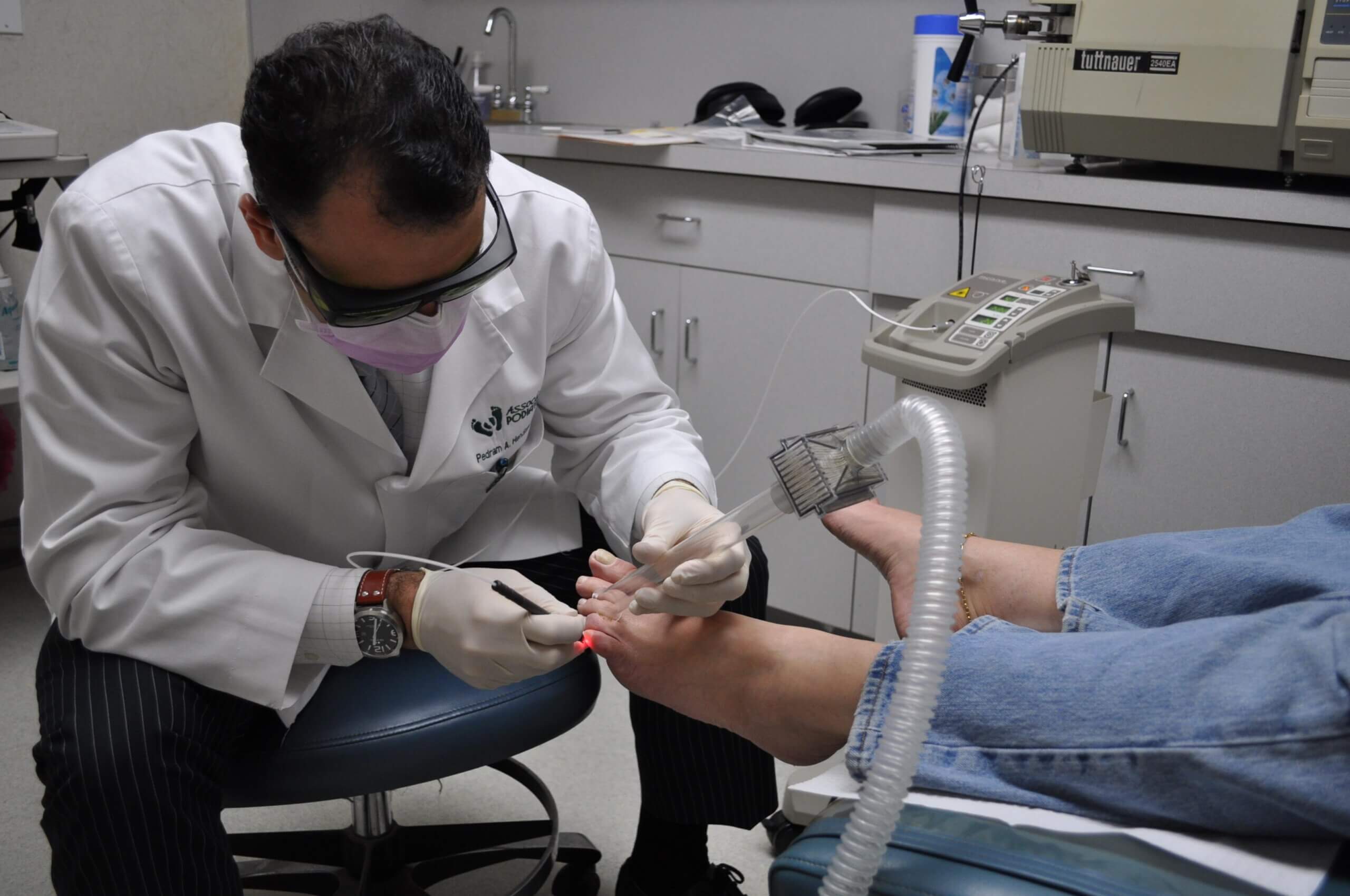 Лазерное лечение грибка ногтей: противопоказания и запреты к терапии, стоимость лечебной процедуры в клиниках