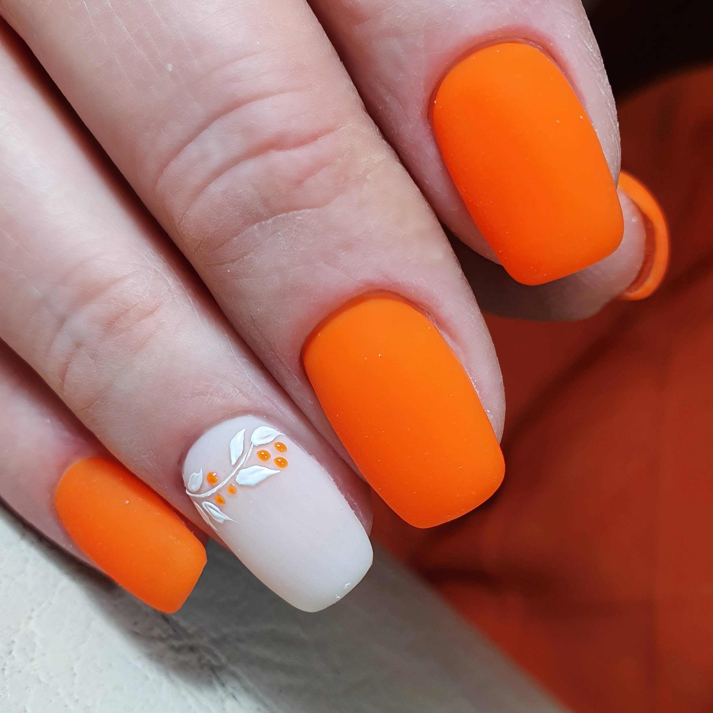 Яркие оранжевые ногти