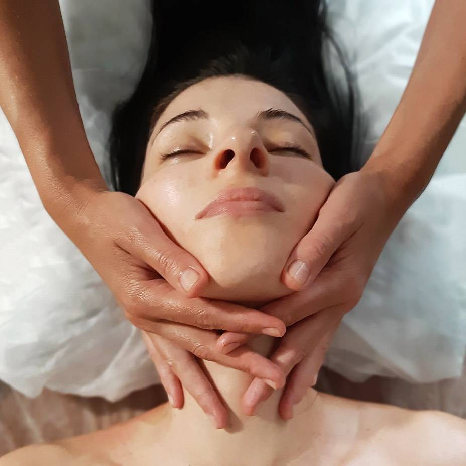 Миофасциальный массаж лица: техника, видео, как проводится