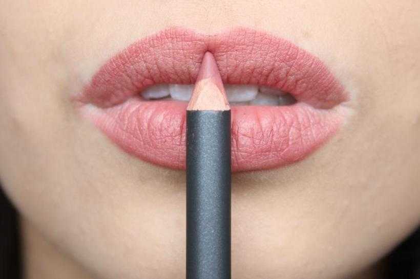 Контурный карандаш для губ: виды и правила использования