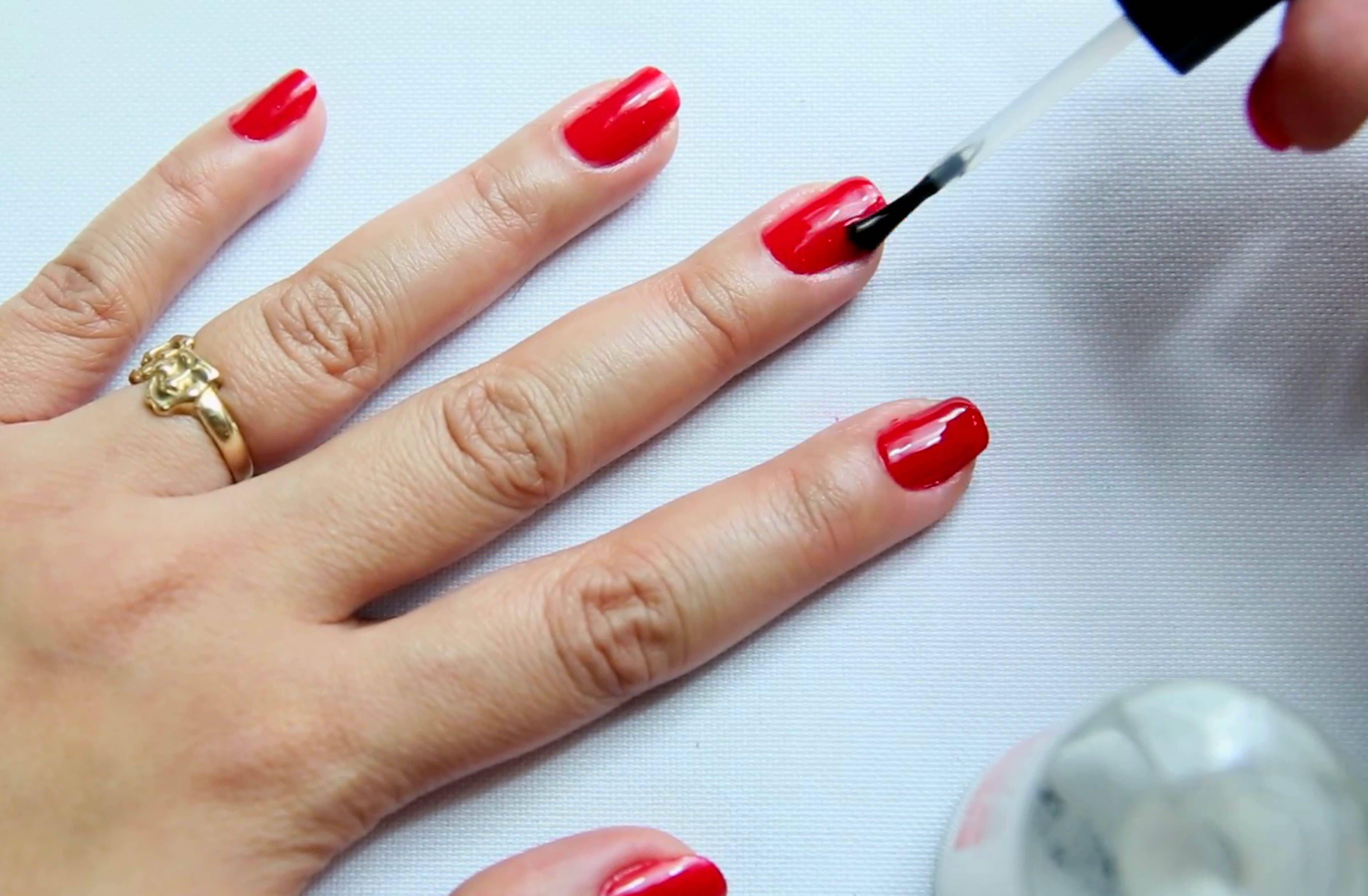 Как аккуратно накрасить ногти?