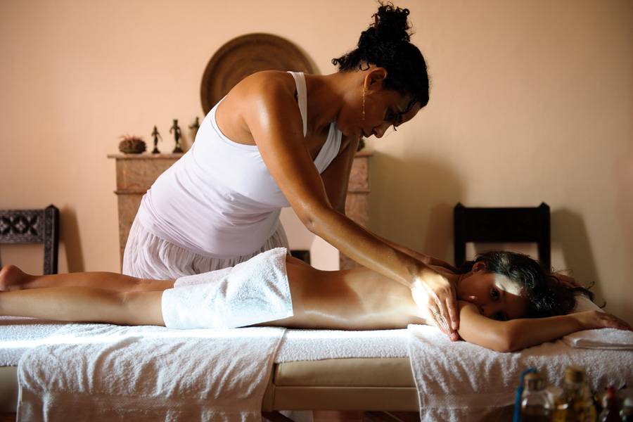 Энергетический масляный массаж тела. индийский массаж абхьянга