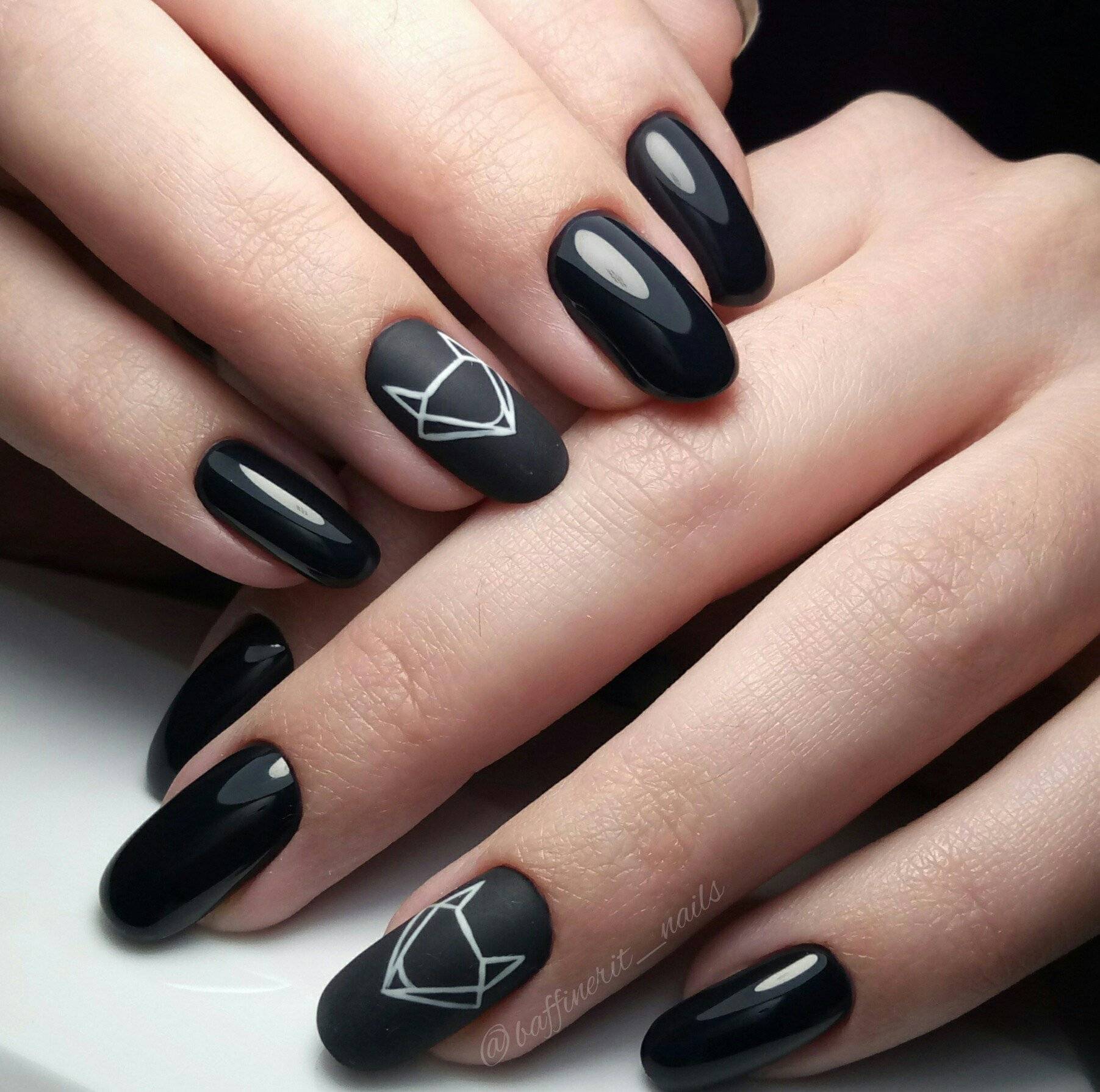 Черный маникюр 2021: актуальные фото новинки модного дизайна ногтей | volosomanjaki.com