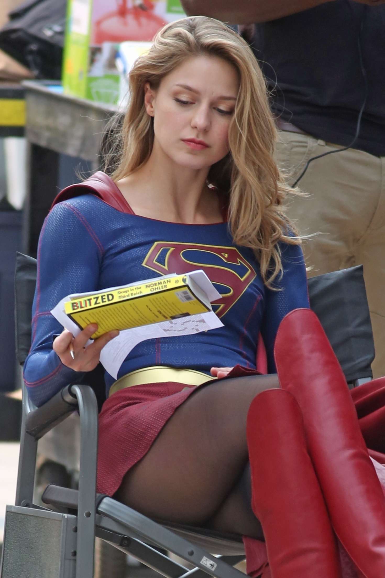 Melissa benoist nibbles on a hot dog before shooting supergirl crossover with the flash | daily mail online