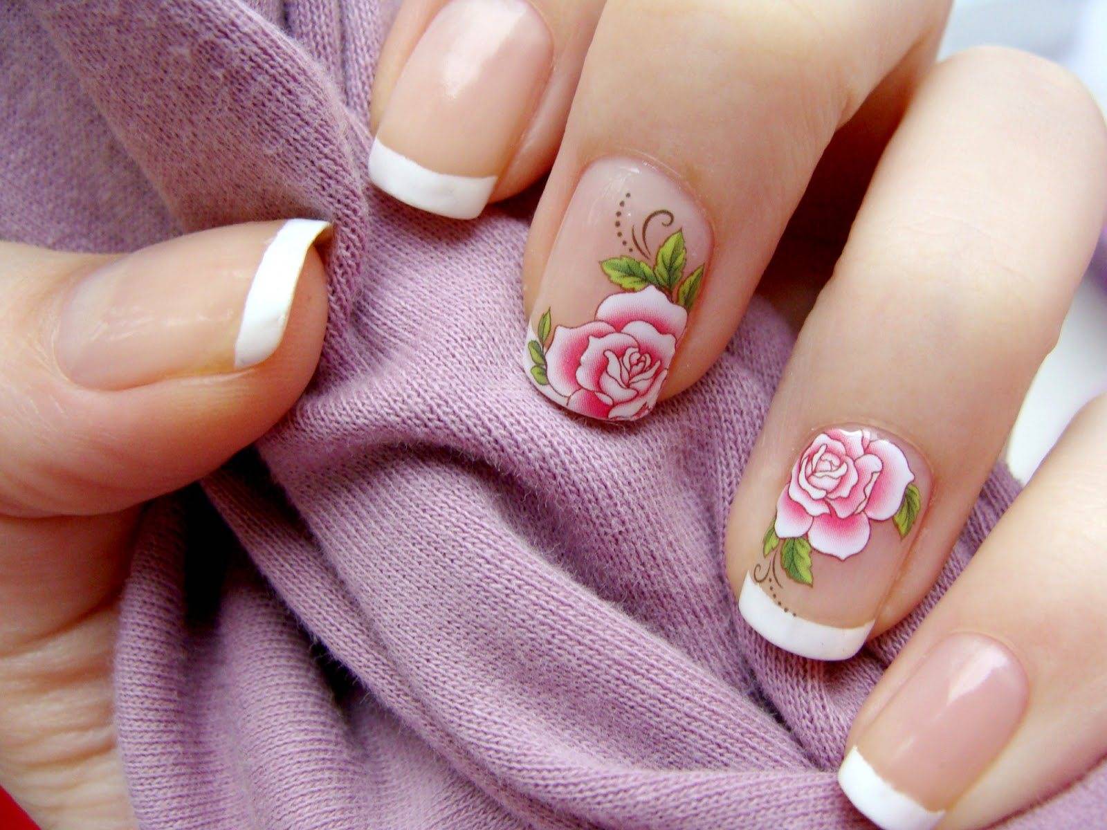 Маникюр на короткие ногти с цветочками