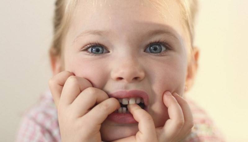 Как отучить ребенка грызть ногти: народные и медицинские методы