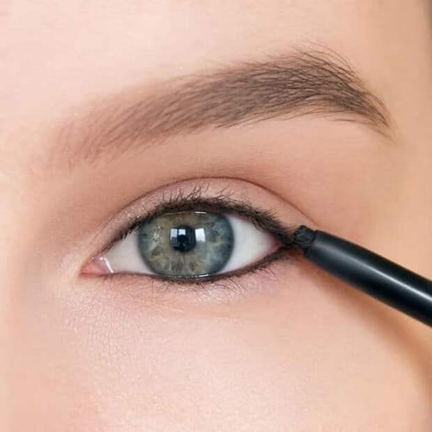 Необычные стрелки на глазах: стильный тренд в макияже
