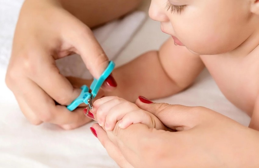 Как подстричь ногти ребенку 1 год если он не дает подстригать