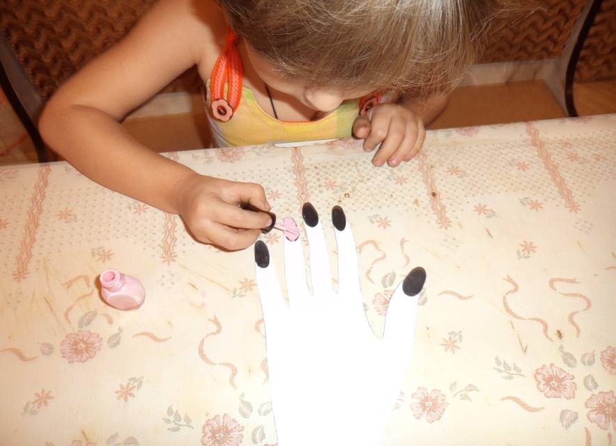 Со скольки лет можно делать маникюр девочкам, с какого возраста детям разрешено ходить на наращивание и покрытие ногтей гель-лаком?