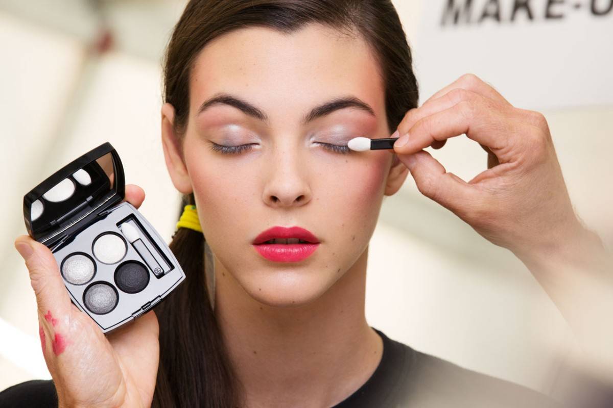 Легкий макияж для брюнеток: секреты выполнения для вашего цвета глаз