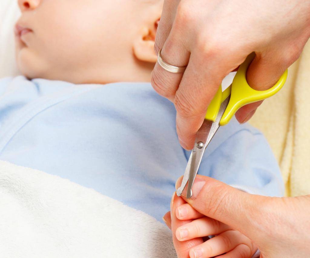 Как стричь ногти новорожденному ребенку: видео, комаровский