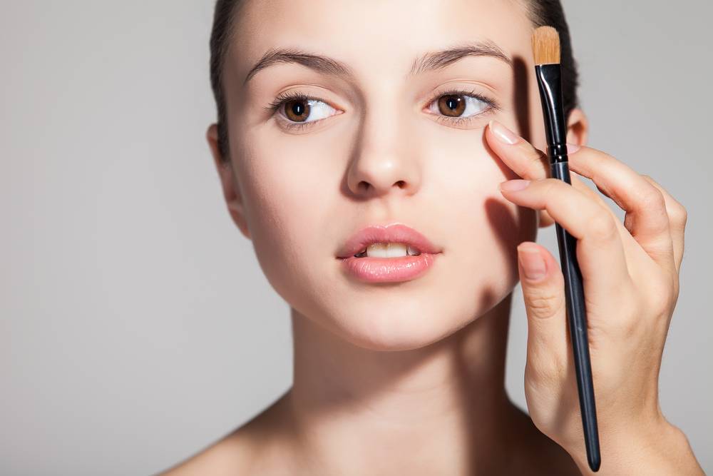 Макияж для чувствительной кожи: 7 важных правил, особенности выбора косметики