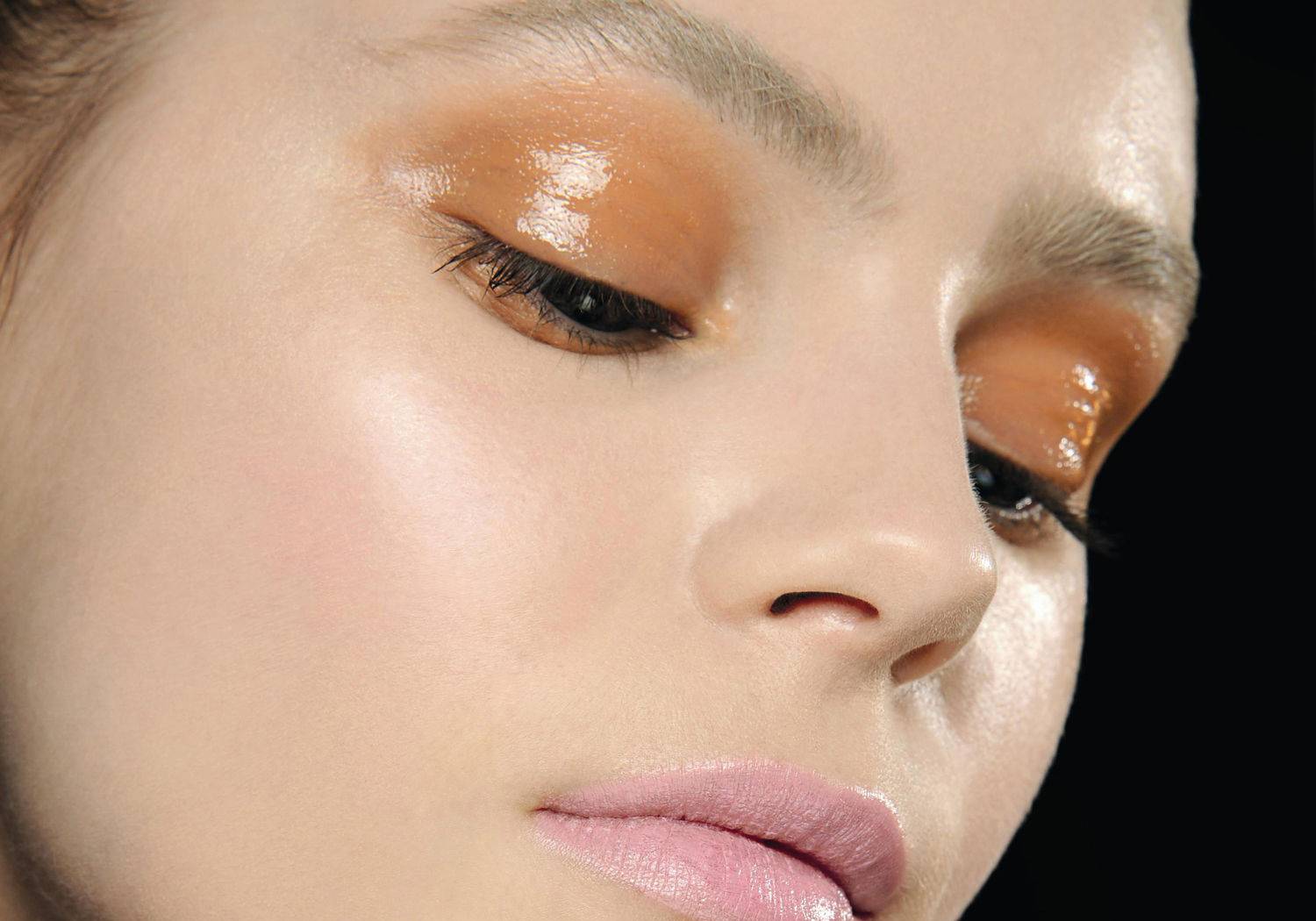 Влажный макияж: как сделать мокрый эффект на коже и веках