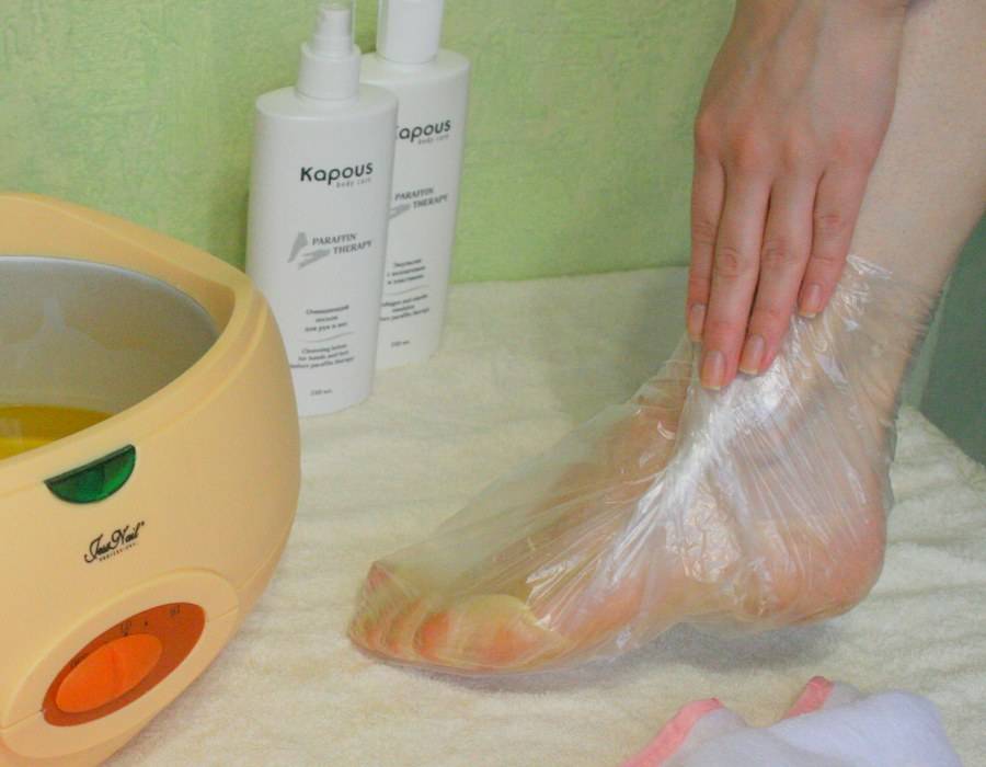 Парафиновые ванночки для рук в домашних. Парафинотерапия для ног. Парафиновые ванночки для ног. Парафин ванночки ноги. Парафинотерапия для рук и ног.