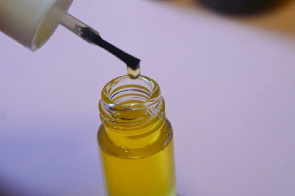 Касторовое масло для ногтей: как применять, помогает ли укрепить и ускорить рост ногтевой пластины