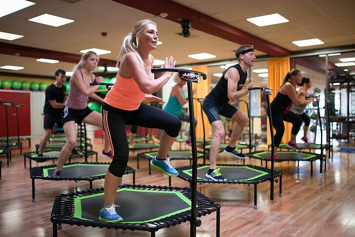 Фитнес-джампинг: как прыжки на батуте помогут похудеть