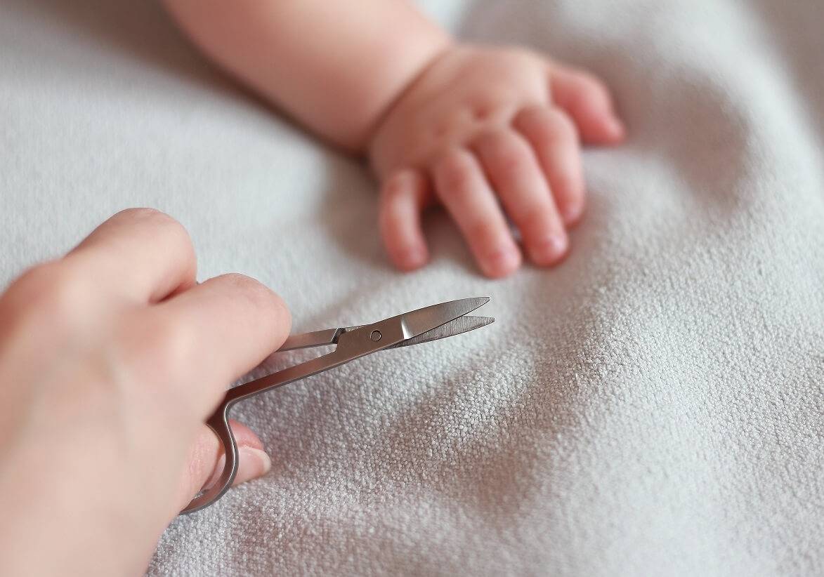 Когда можно стричь ногти новорожденному