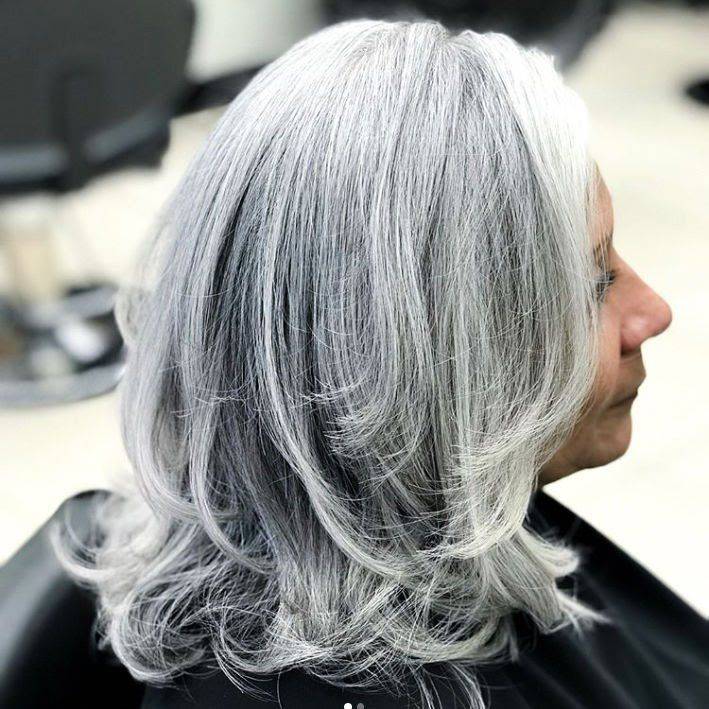 Седые волосы какой цвет. Дафна Хикс Grey hair. Седой цвет волос. Серебристые волосы. Окрашивание волос с сединой.