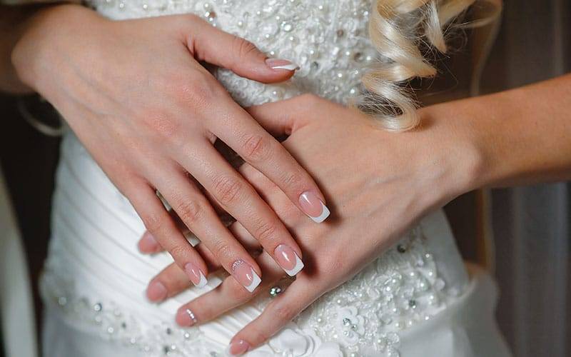 Красивый маникюр на свадьбу невесте в 2018 году: нежный, френч, белый, на короткие ногти + 100 фото