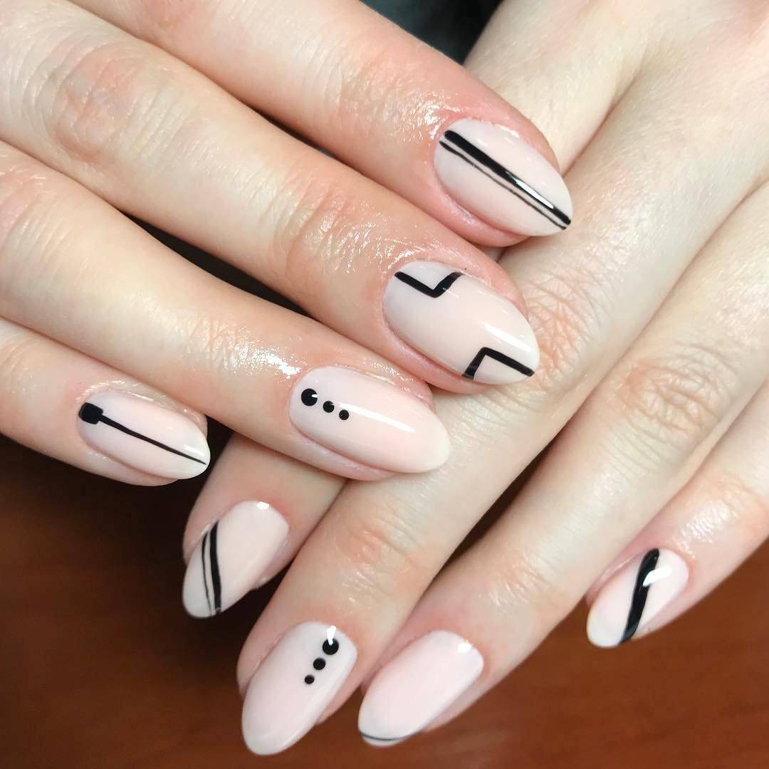 Маникюр negative space