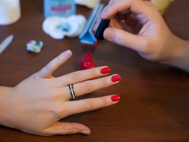 Обычные лаки все еще в ходу! как красиво и аккуратно накрасить ногти в домашних условиях?