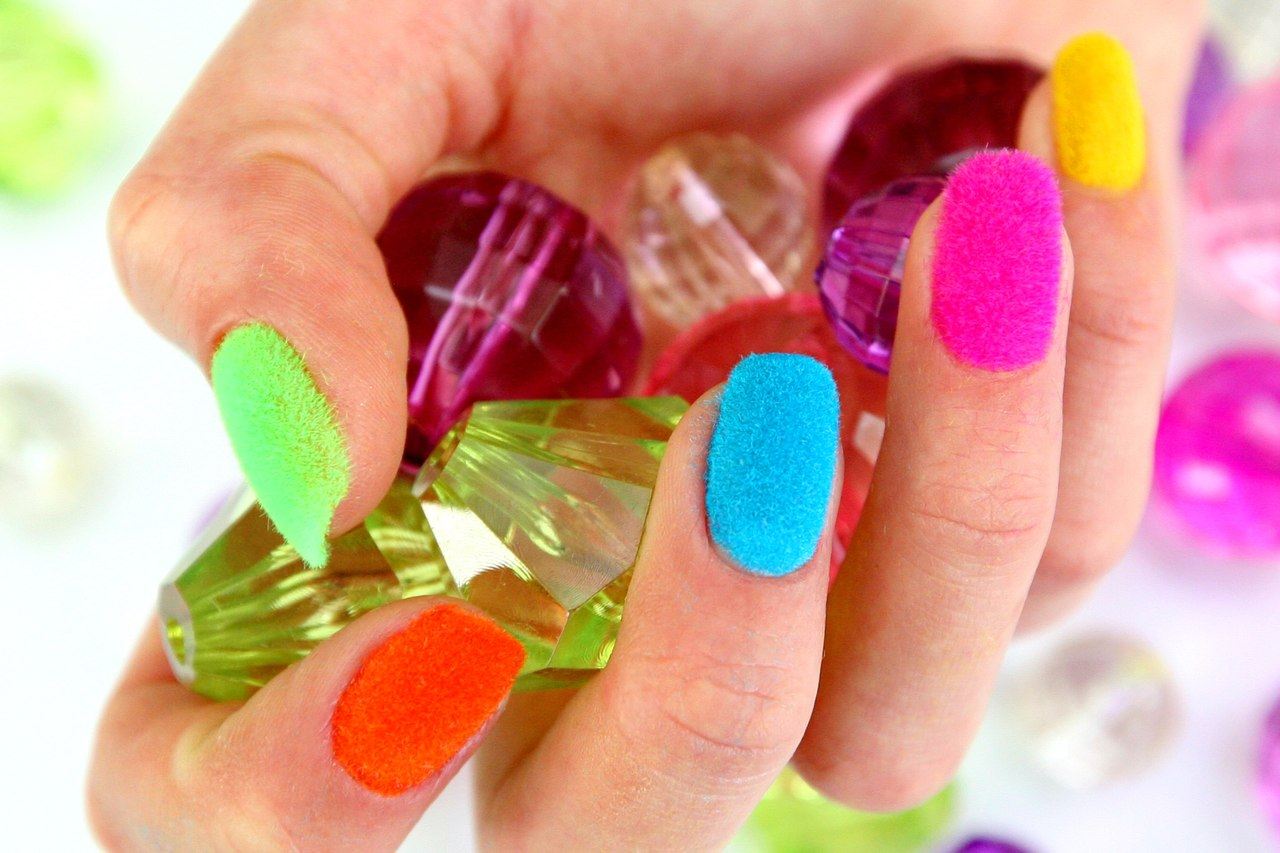 Разноцветный лак на ногтях