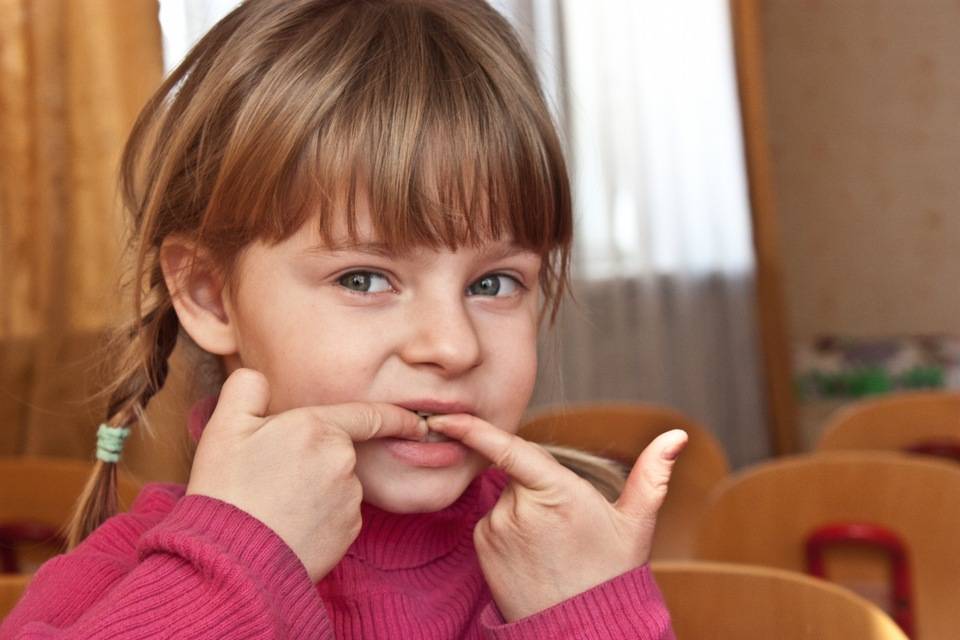 Ребенок грызет ногти: что нужно и что нельзя делать родителям - mums.ru