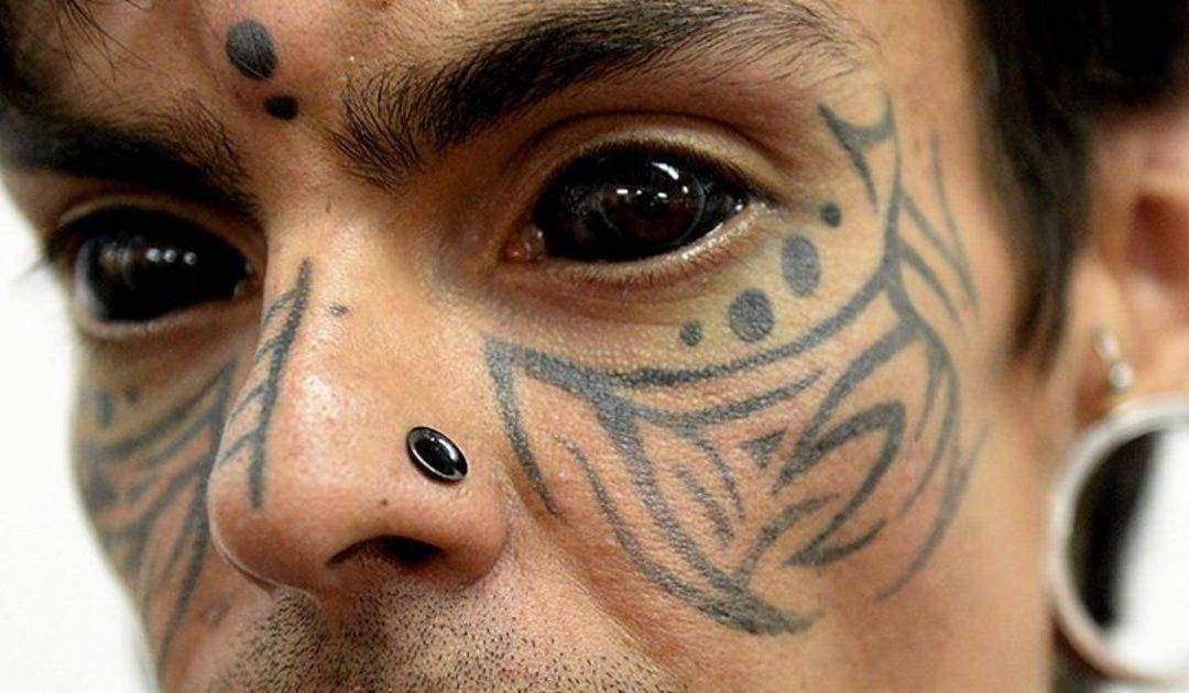 Татуировки на белках глаз