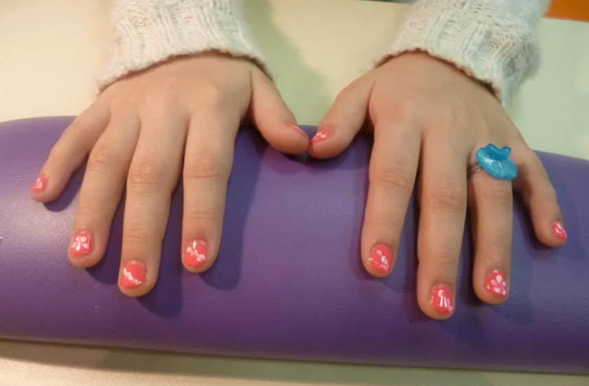 Маникюр в школу: фото школьных дизайнов ногтей для девочек
