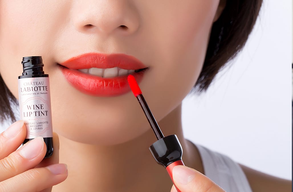 Lip tint. Тинт для губ. Девушка и тинт для губ. Девушка красит губы тинтом. Как правильно наносить тинт.