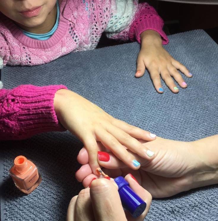 Как накрасить ногти обычным лаком правильно в домашних условиях, что можно сделать, если простое покрытие попало на кожу?
