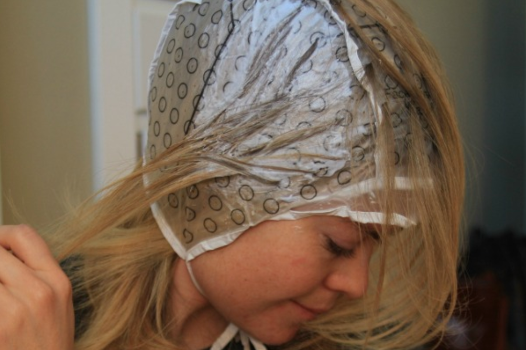 Как в домашних условиях сделать мелирование волос через шапочку на темные волосы