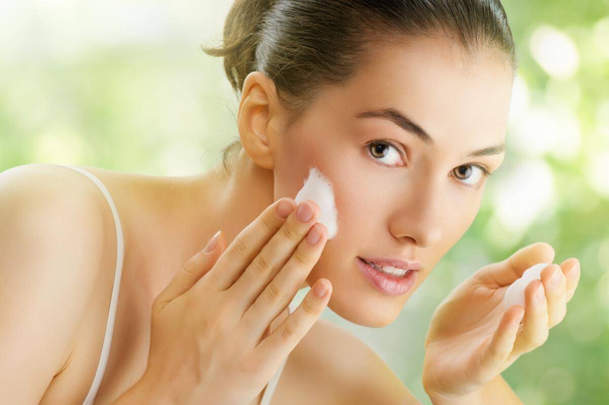 Как правильно очистить кожу лица?