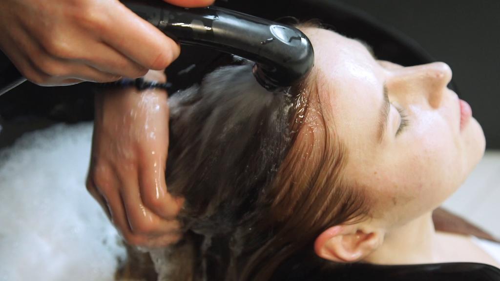 Нужно ли мыть голову перед окрашиванием волос: грязные или чистые волосы лучше красить