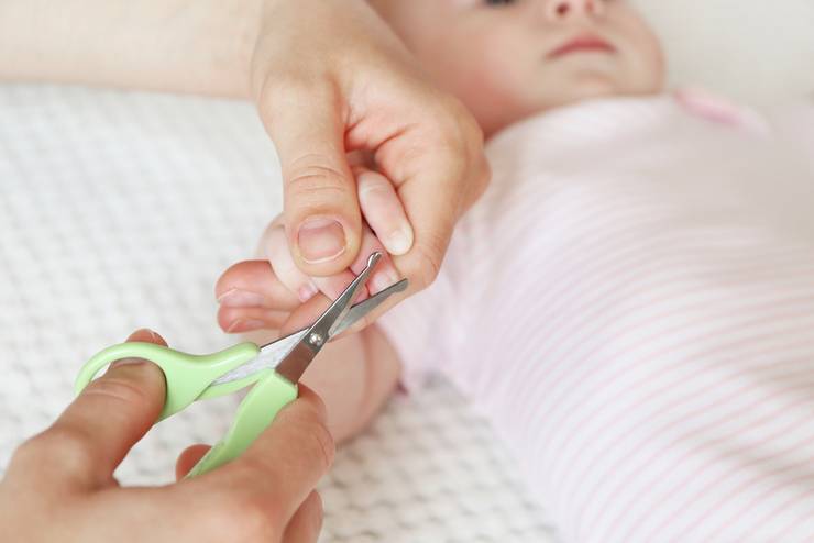 Как подстричь ногти новорожденному ребенку: когда можно это делать первый раз для младенца, как правильно проводить стрижку ноготков на руках и ногах грудничка?
