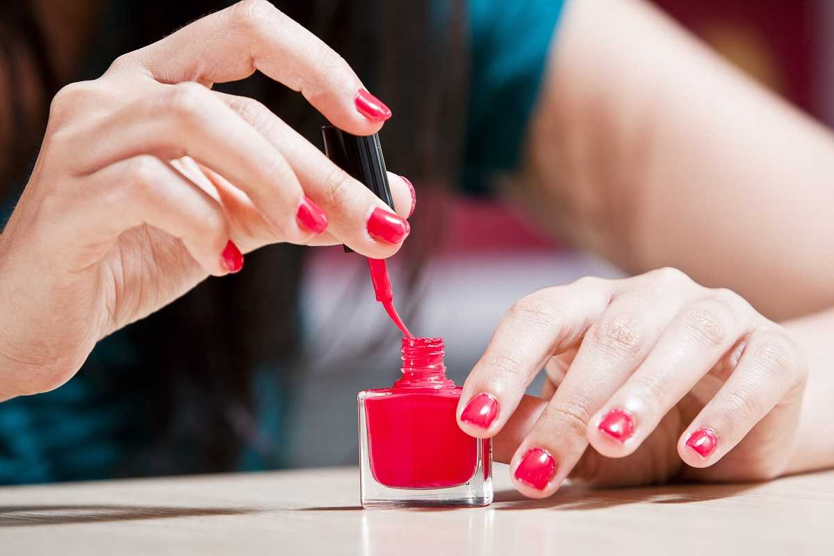Как аккуратно накрасить ногти в домашних условиях?
