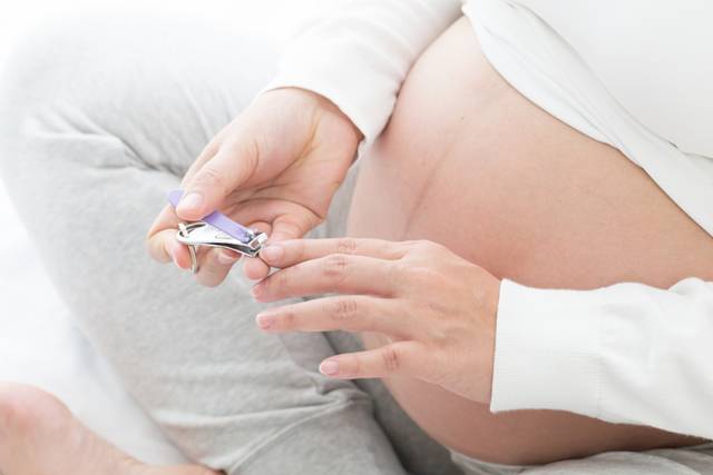 Можно ли беременным красить и наращивать ногти?