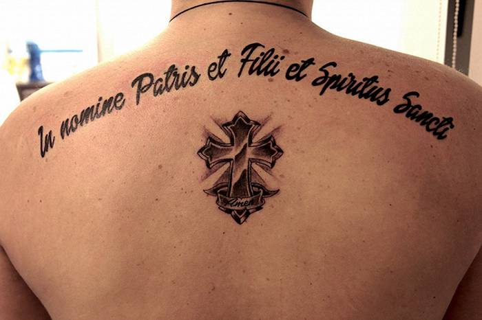 Deus латынь. Тату надпись на спине. Тату надписи мужские. Татуировки на спине мужские надписи. Тату на спине на латыни.