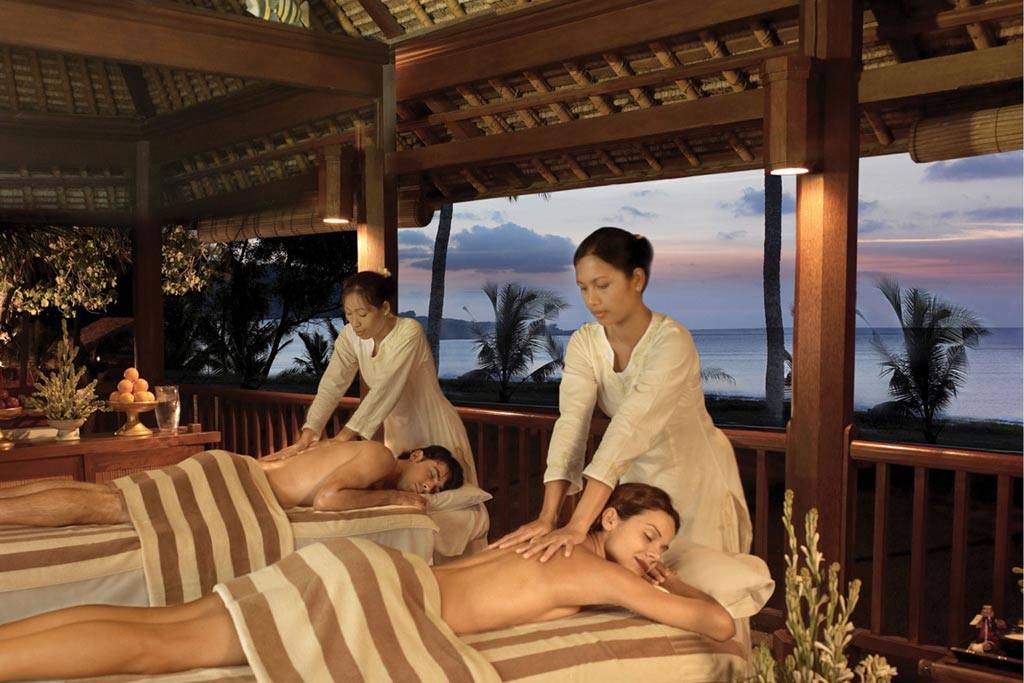 Лучшие спа для двоих. Spa Бали. Спа салон Бали. Бали море Интерконтиненталь. Bali Spa Resort отель.